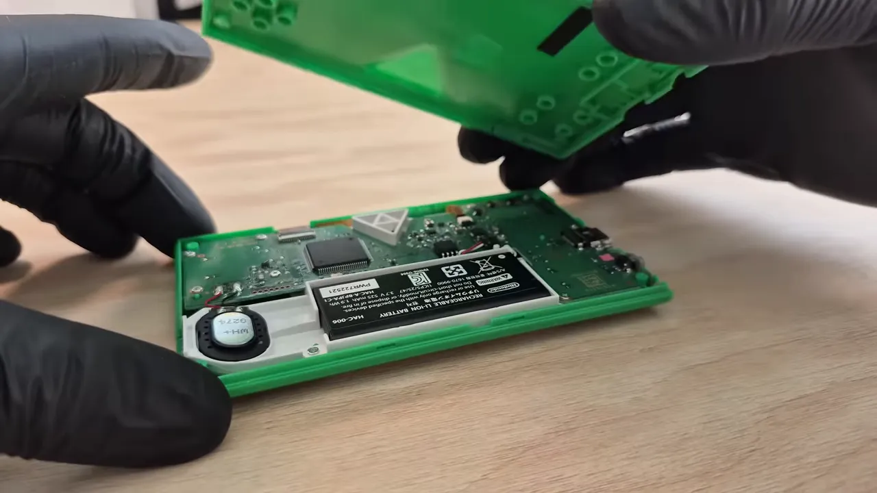 Carte mère d’une Zelda Game & Watch ouverte avec composants visibles