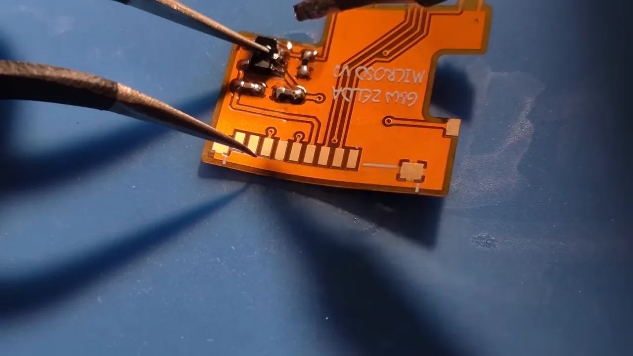 Circuit custom pour lecteur microSD sur Game & Watch Zelda avec composants soudés, vue claire