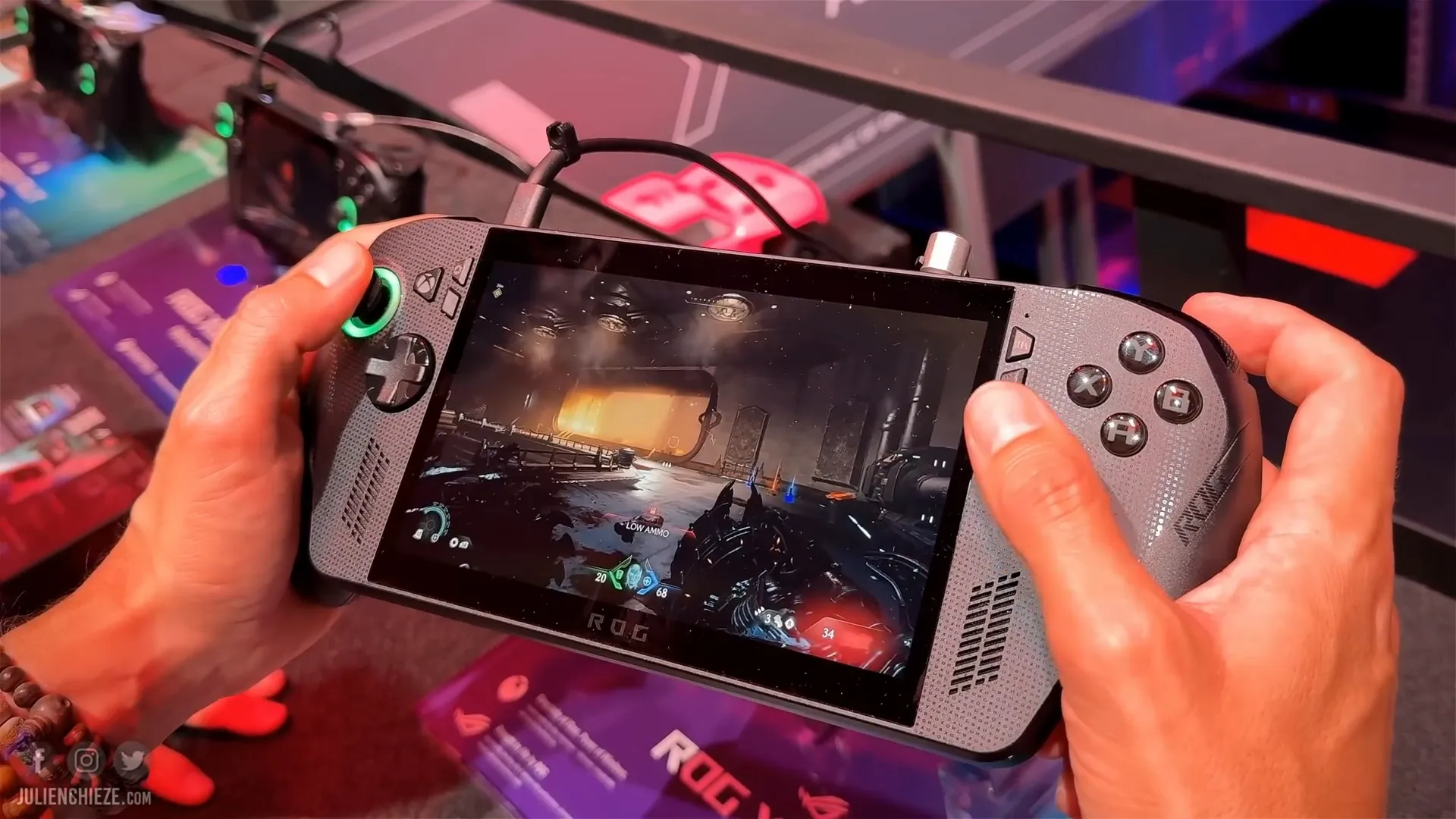 Les deux modèles ROG Xbox Ally côte à côte, version blanche et version noire