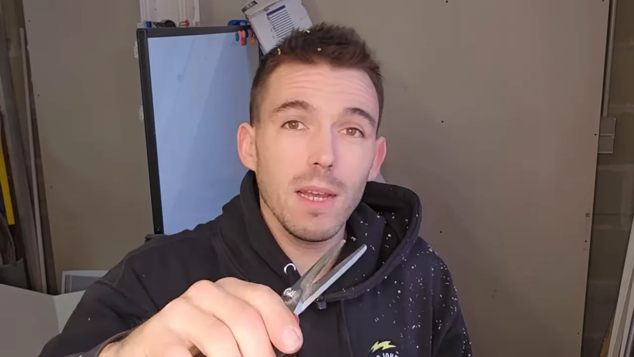 Gros plan sur un ciseau coupe-tout Facom tenu devant la caméra