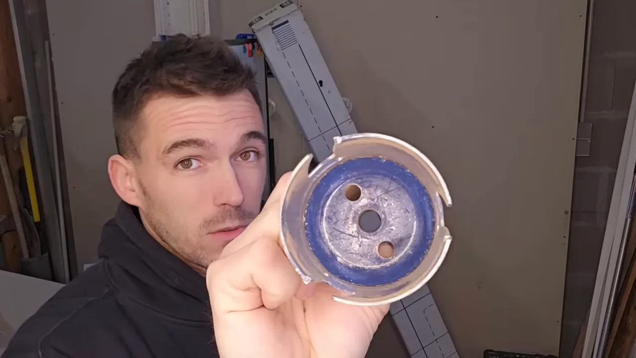 Intérieur d'une scie-cloche bleue vu de face, montrant les trous et l'axe central