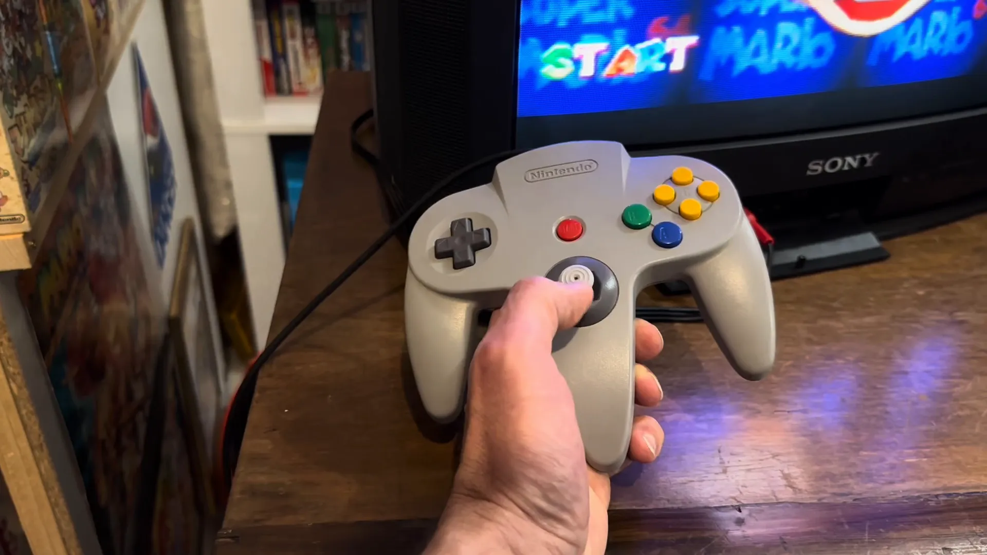 Manette de la Nintendo 64 avec stick analogique