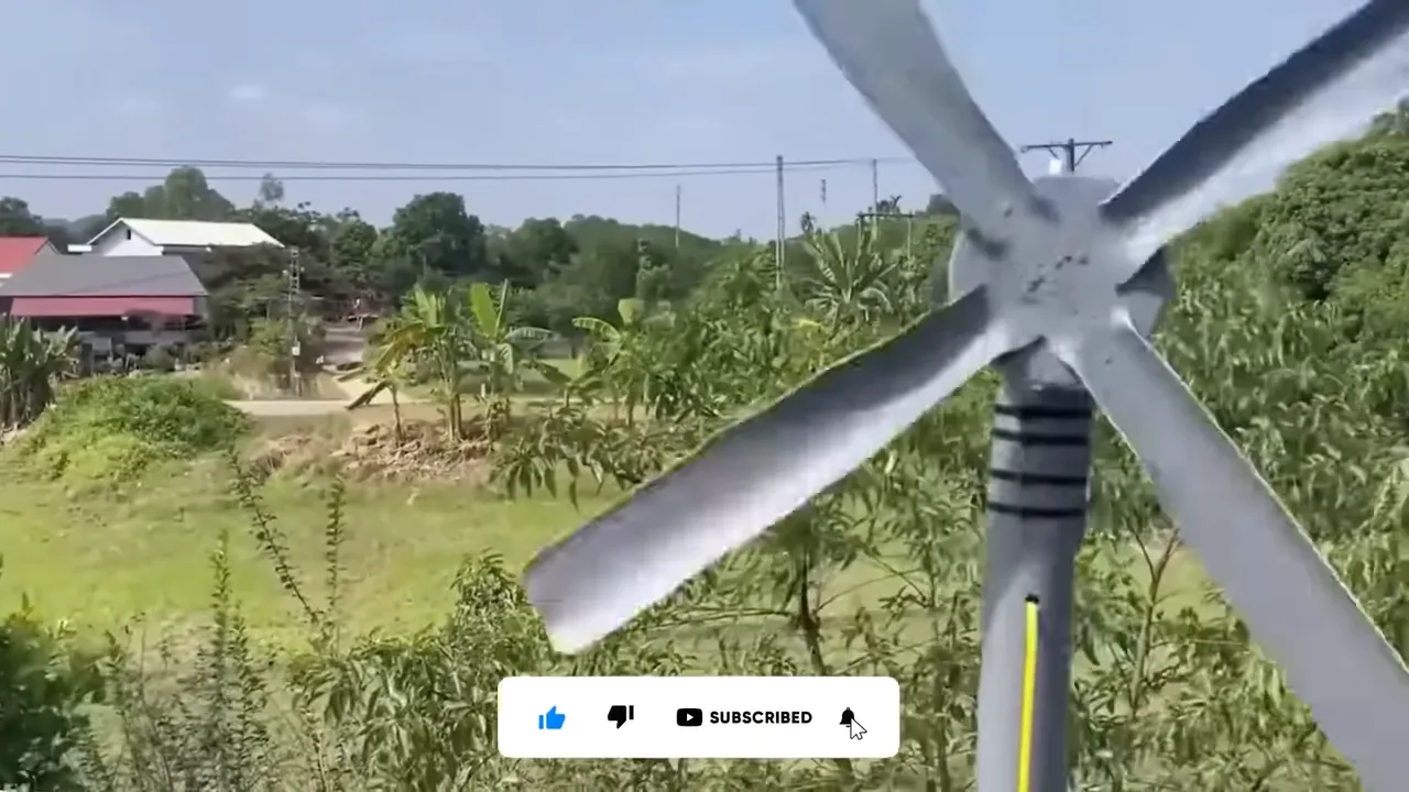 Mini éolienne en PVC fixée avec pales en rotation en extérieur