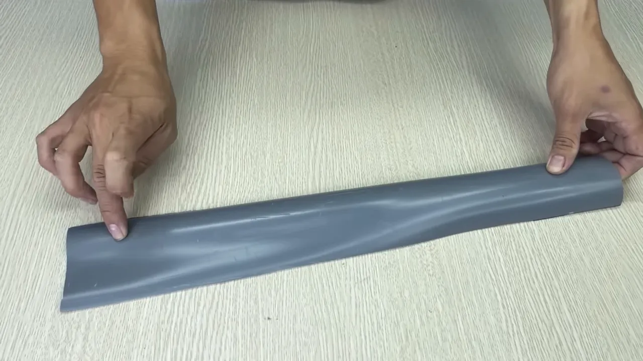 Pale en PVC aplatie pour mini éolienne posée sur une table