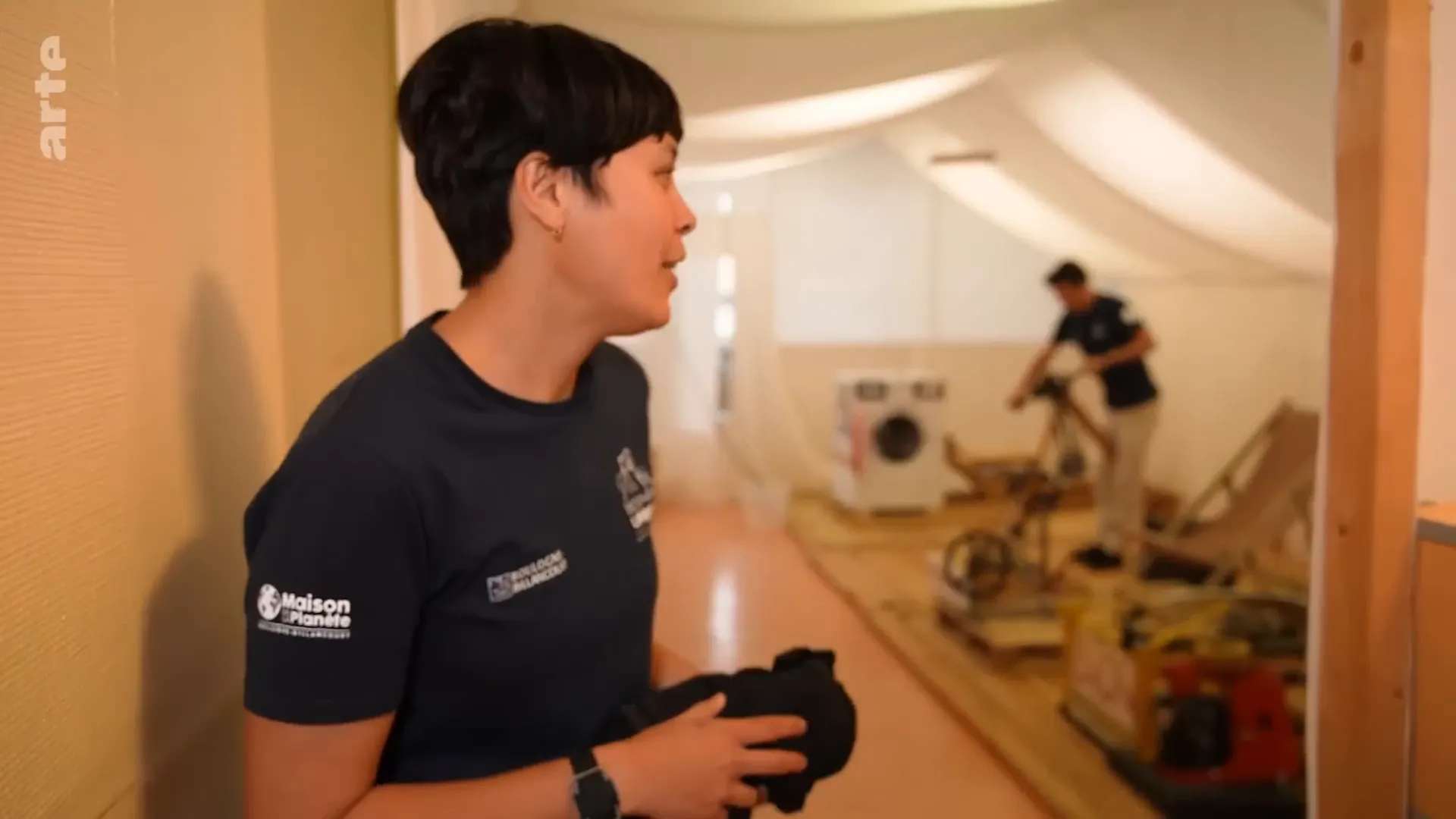Salle de fitness avec équipements écologiques