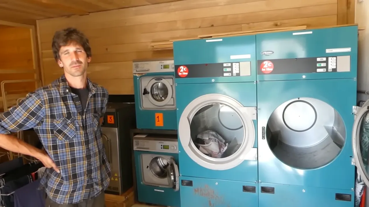 Deux grosses machines turquoise de laverie commune côte à côte