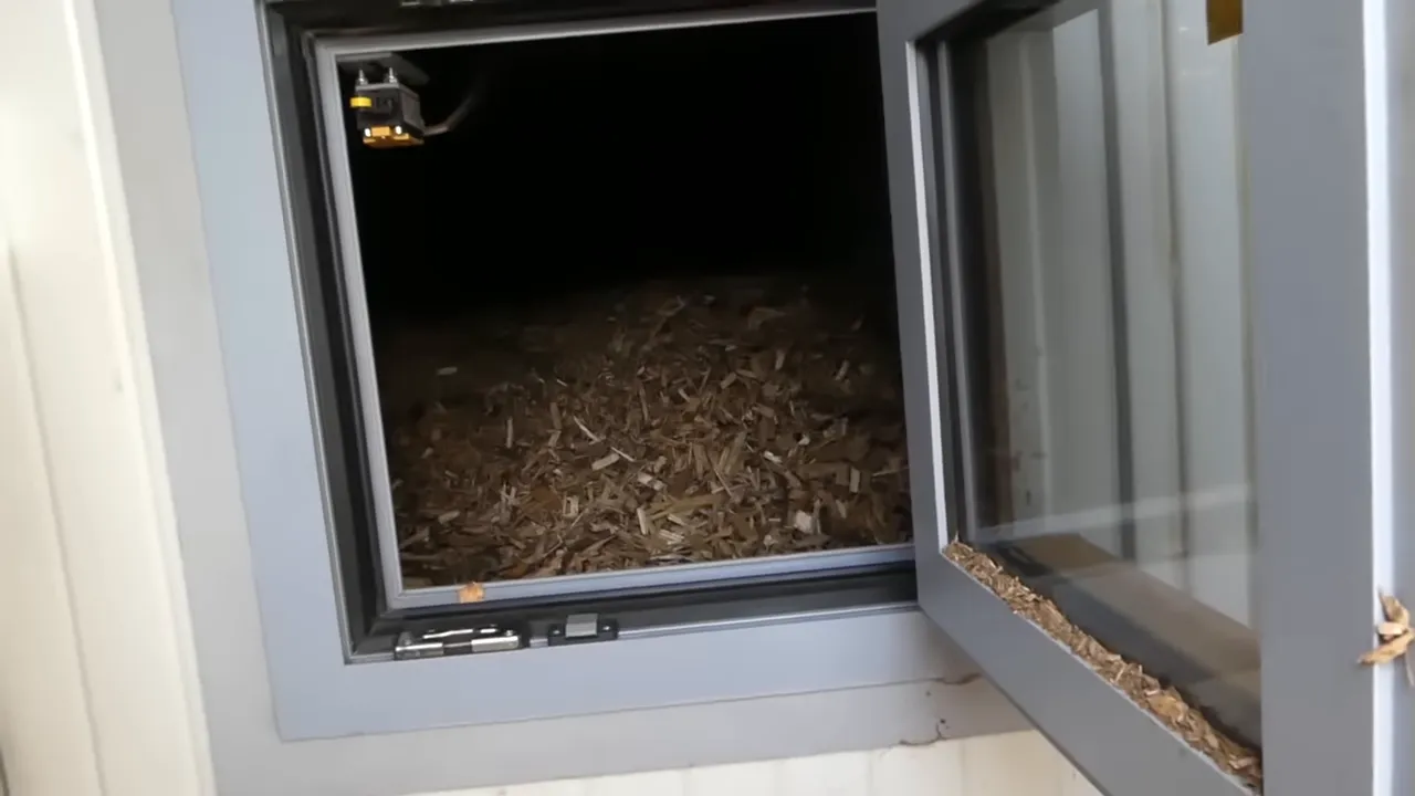 Caisson ouvert montrant des plaquettes de bois séchées et calibrées
