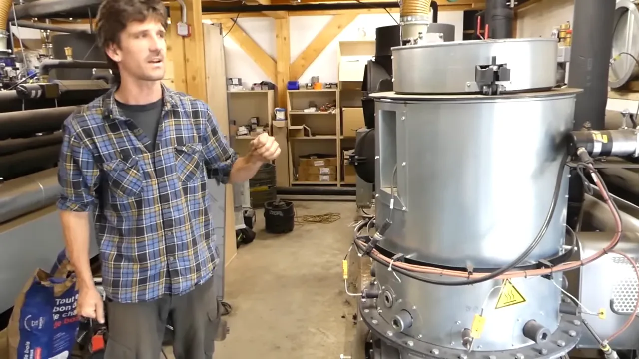 Grand réacteur cylindrique métallique dans la chaufferie avec tuyaux autour