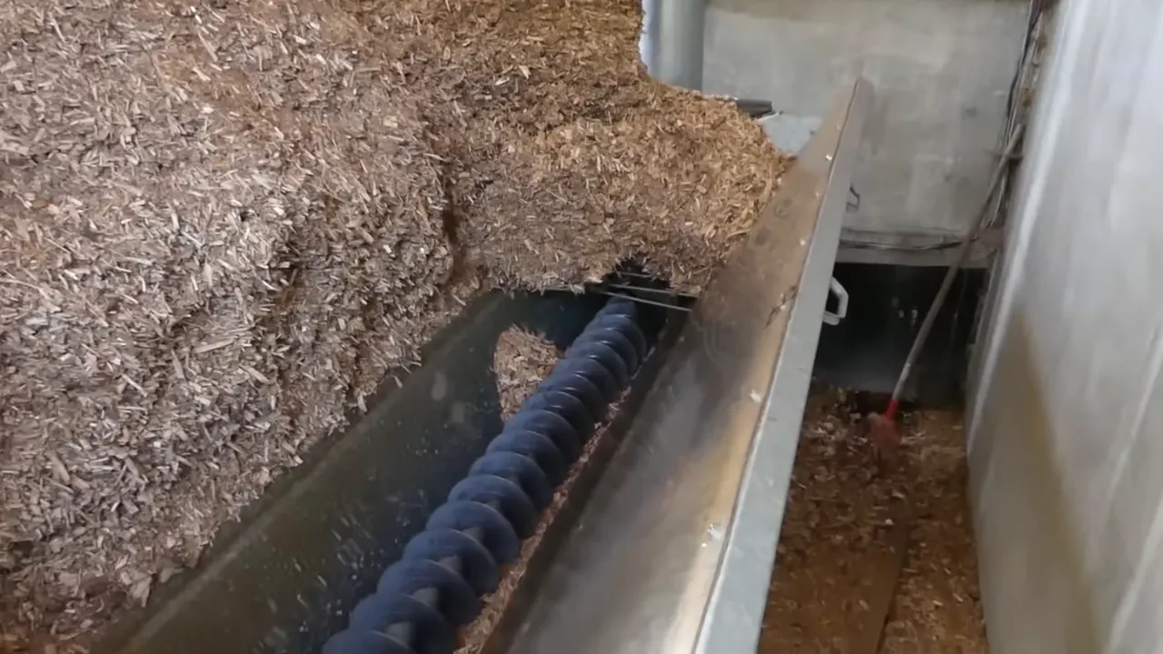Réserve de copeaux avec grande vis sans fin dans un local de stockage