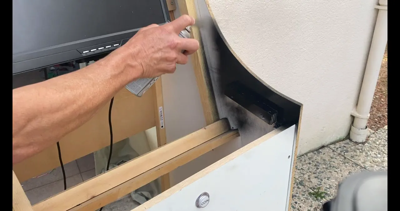 Peinture noire en bombe pour uniformiser la surface