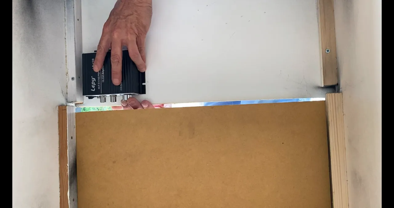 Positionnement de l'ampli et accès facile au potentiomètre de volume