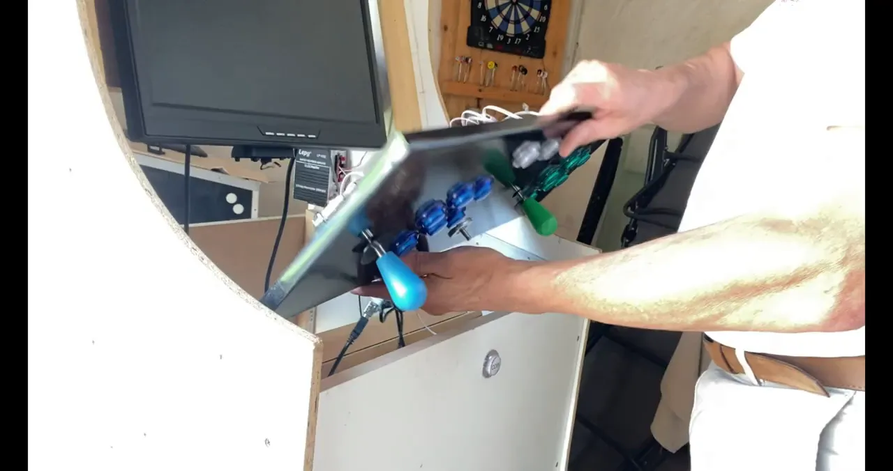 Démontage du panel et accès aux vis arrière