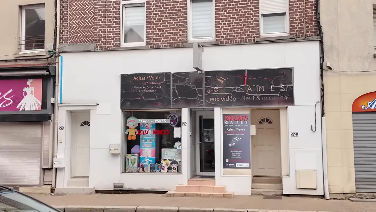 Façade du magasin Dream Games et enseigne vieillissante