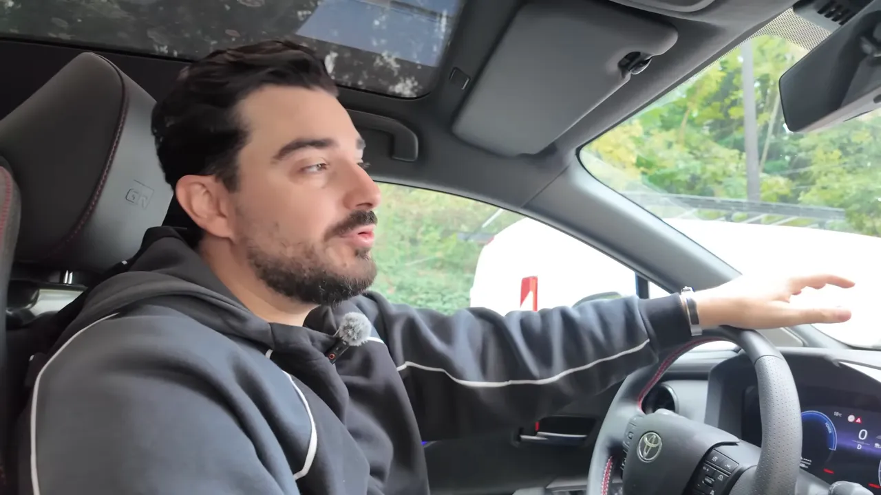 Conkerax en voiture prêt à partir sur la route