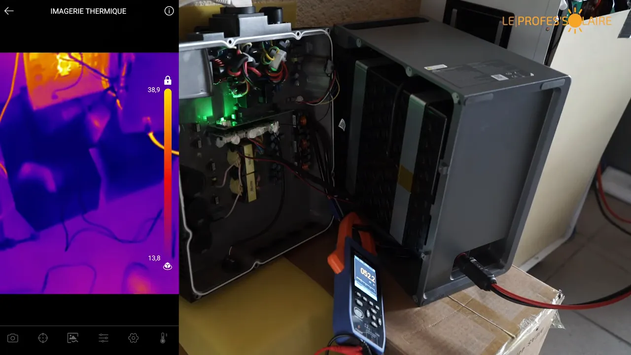 Image thermique du SolarFlow 2400 AC+ ouvert montrant ~46 °C sur les cartes électroniques et ~25 °C sur les câbles silicone internes
