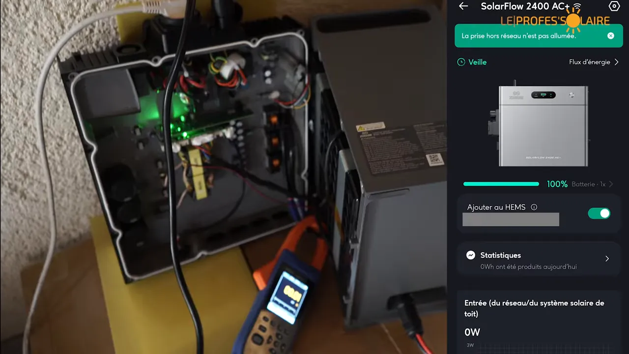 SolarFlow 2400 AC+ ouvert pendant le test et écran applicatif indiquant 100 % de charge