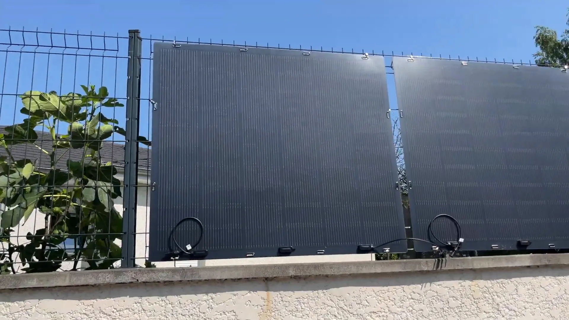Panneaux solaires souples Zendure installés sur clôture métallique