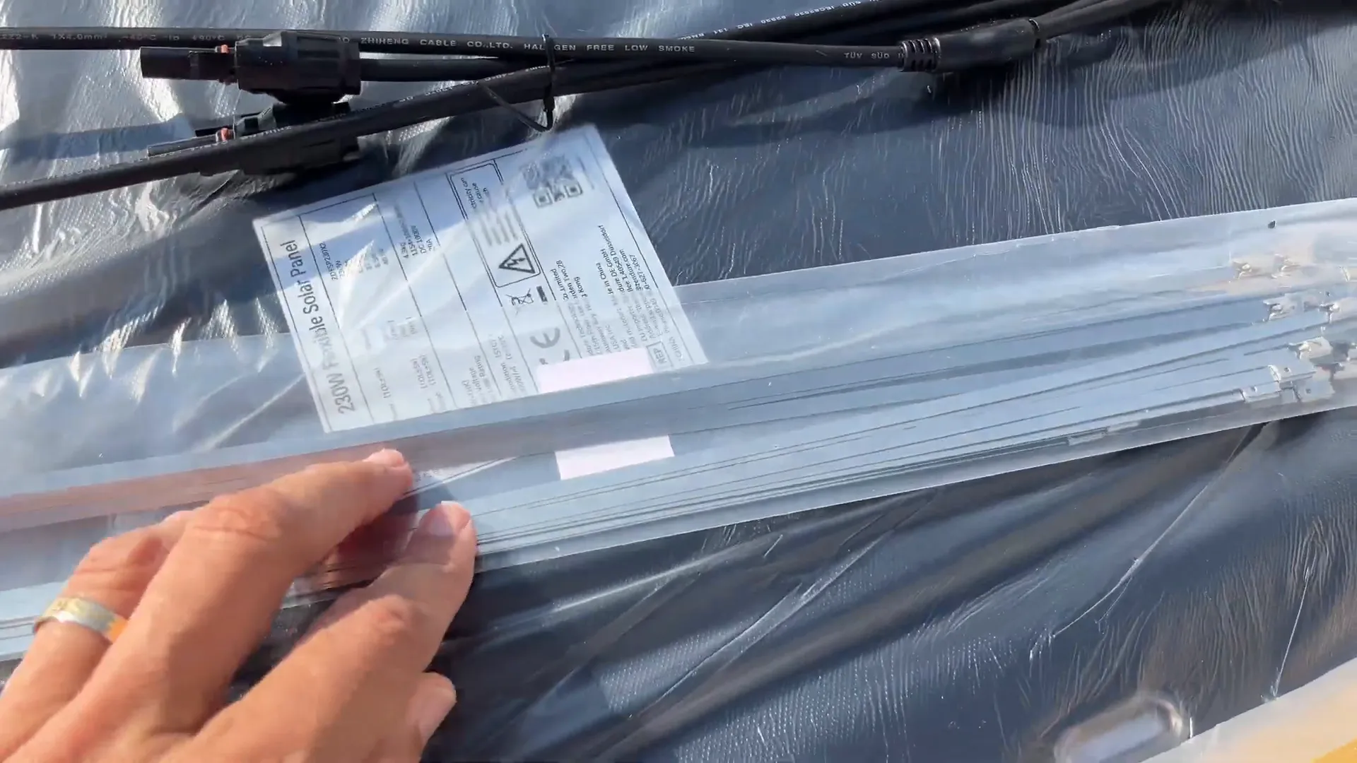 Panneaux solaires souples Zendure déballés avec accessoires