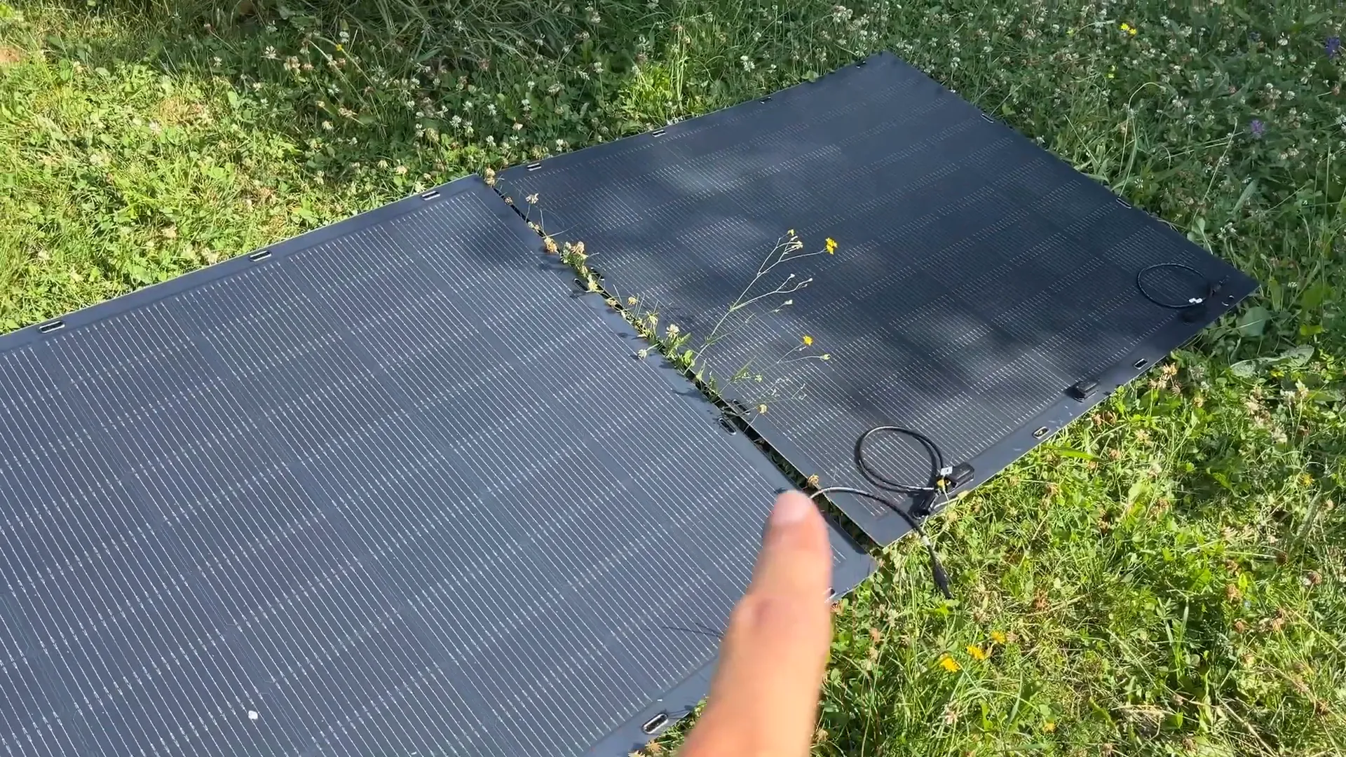 Montage à blanc des panneaux solaires souples au sol