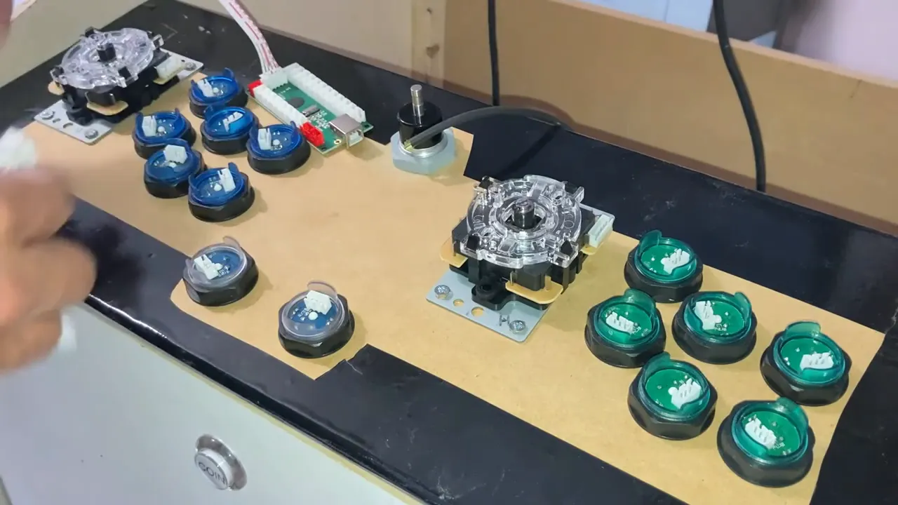 Panel posé à l'envers montrant l'interface avec connecteurs