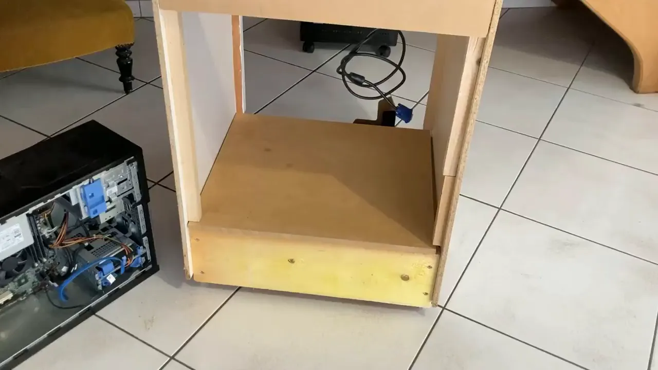 Ordinateur posé prêt à être installé dans la borne