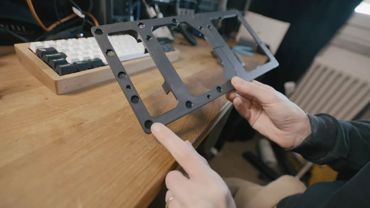 Cadre imprimé tenu à la main montrant clairement les trous et logements destinés aux inserts M4 et aimants.