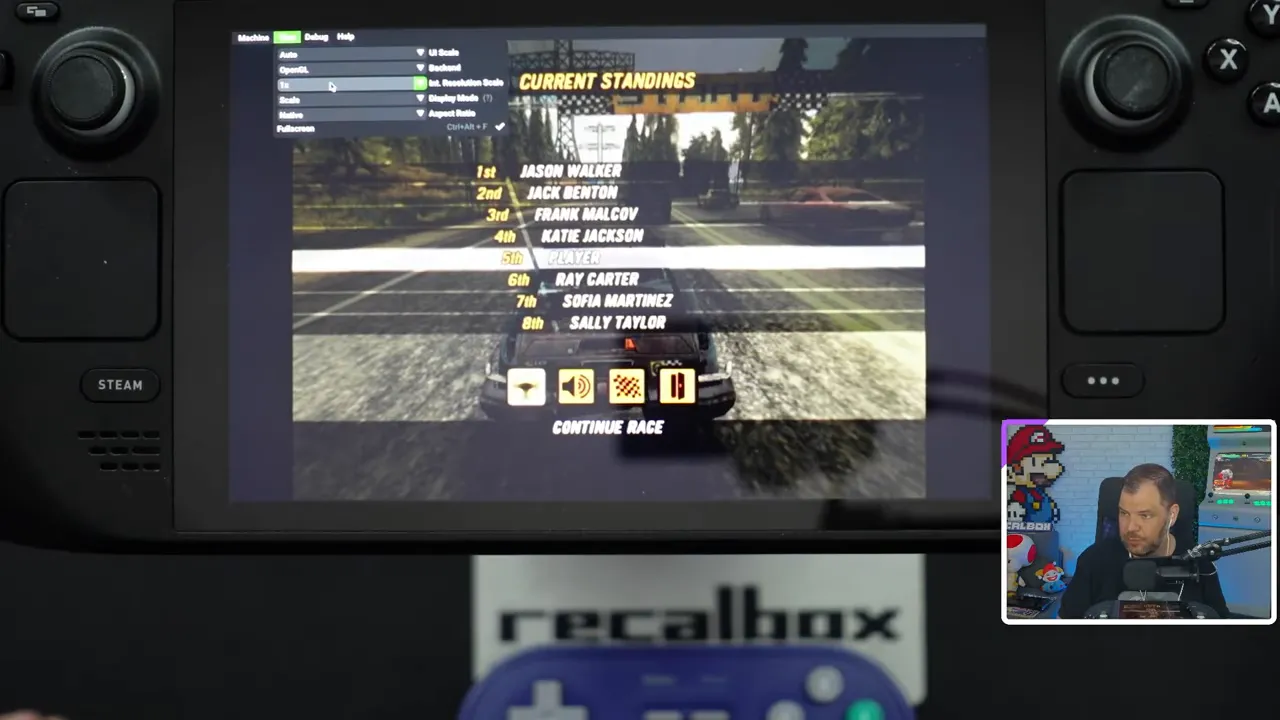 Interface Xemu pendant une course, menu ouvert à gauche pour régler les paramètres et tester l’upscaling