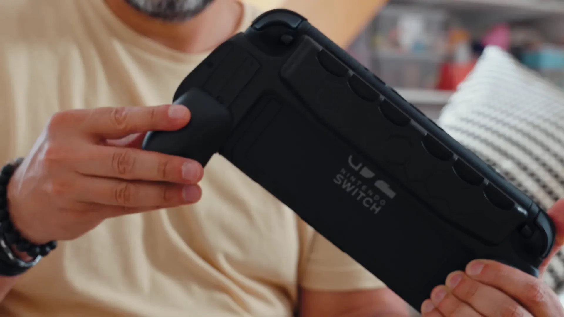 Coque poignée Amazon avec grips et emplacements cartes