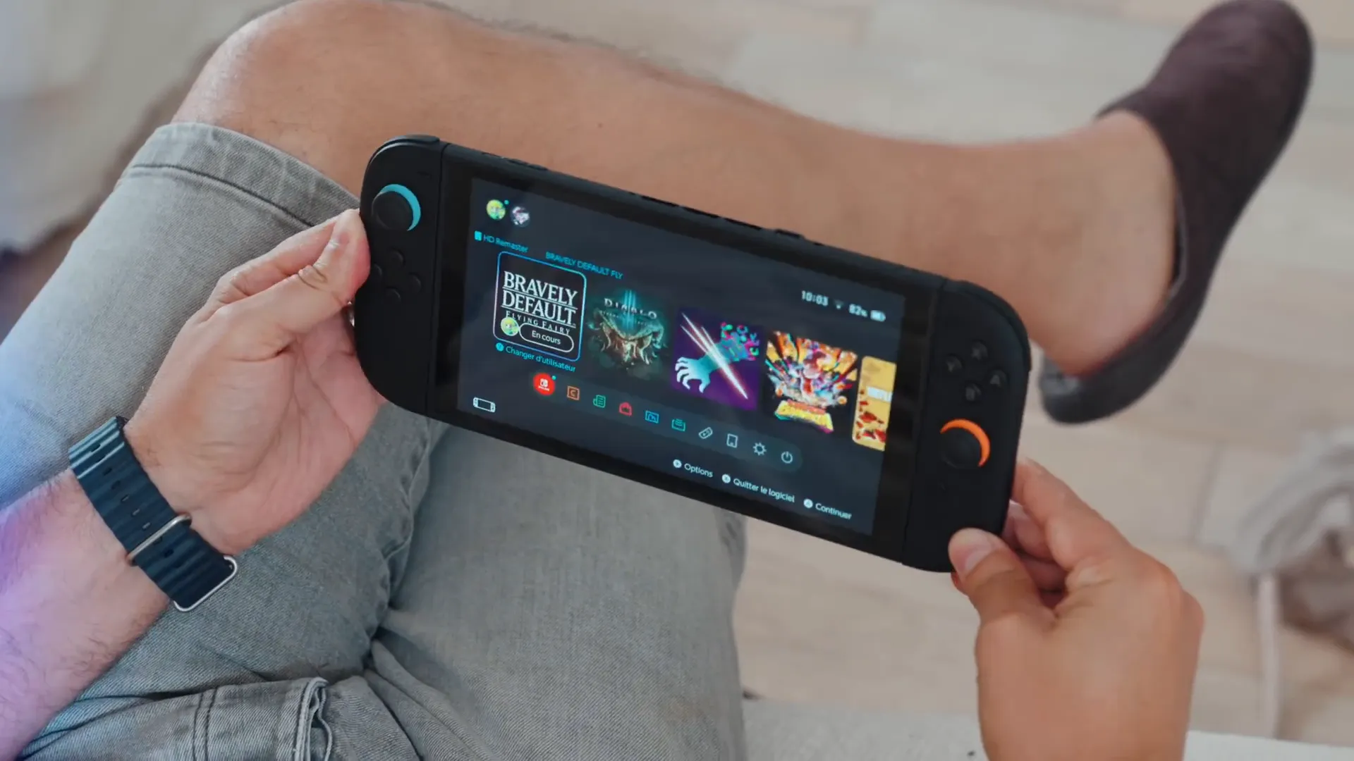 Switch 2 posée, comparaison de taille avec la première Switch