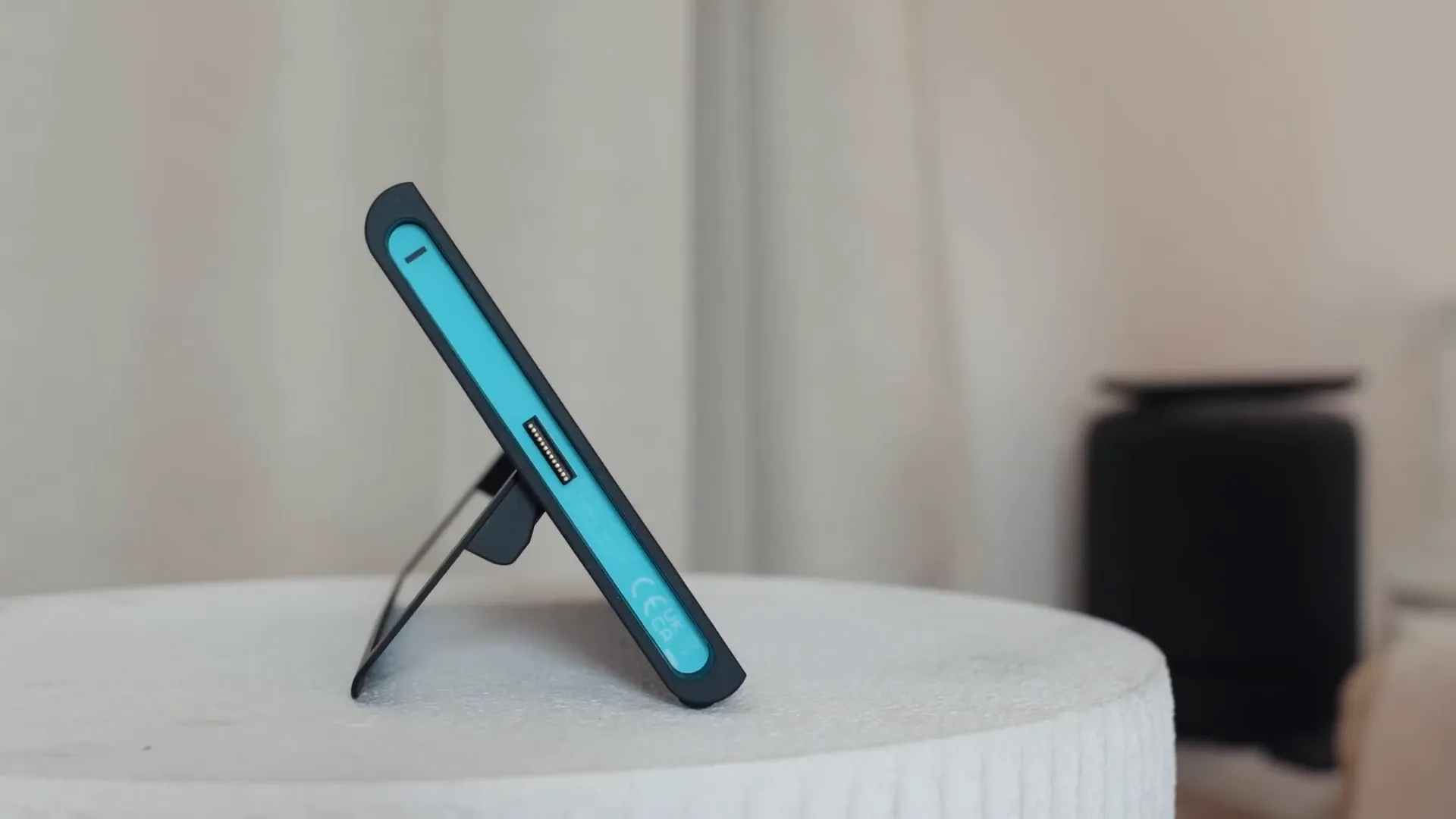 Joy-Con détachés et console posée sur la tablette d'un train