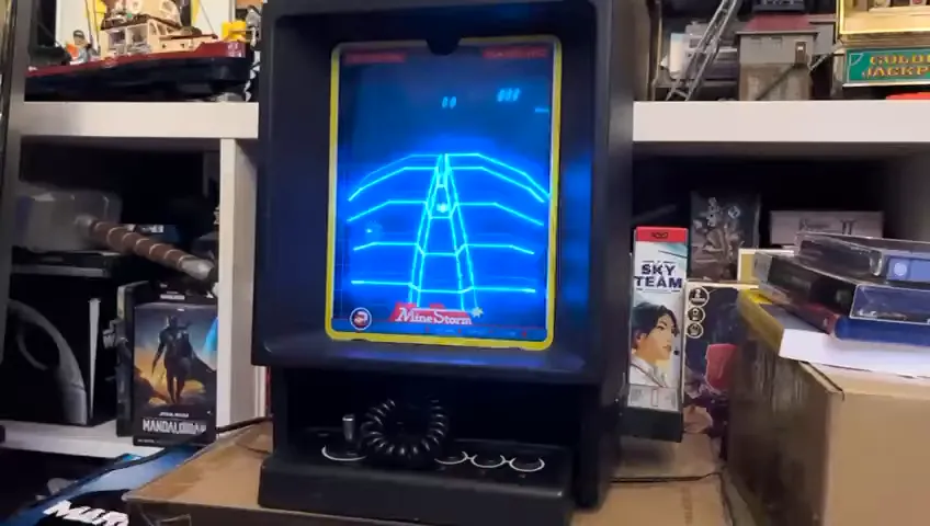 Détail de la Vectrex montrant son écran à vecteurs et son design rétro