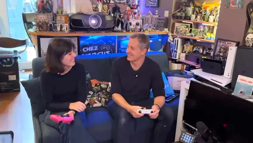 Moment de jeu calme dans le canapé, ambiance cosy et détendue