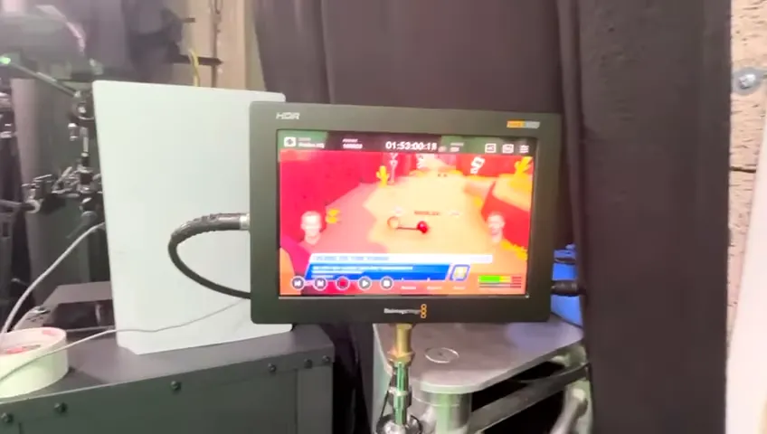 Présentation du jeu 'Sling to the Finish' avec deux bouboules reliées par un élastique