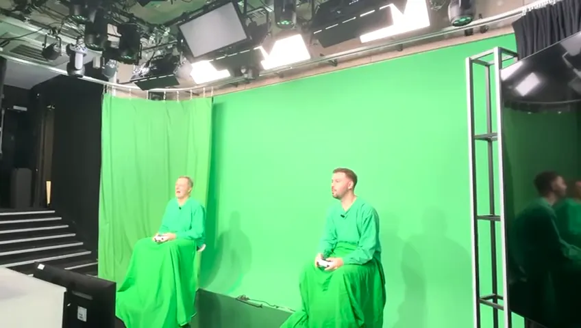 Deux personnes en train de jouer, moment de concentration et d'humour lors d'un test de jeu