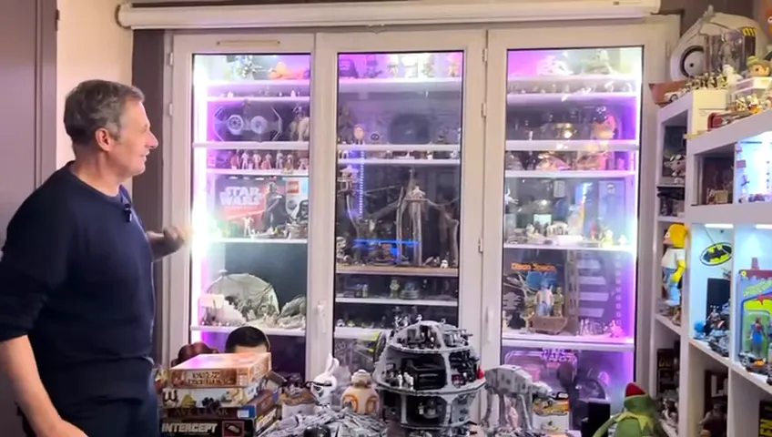 Souvenir d'enfance placé dans la vitrine, pièce nostalgique et intime