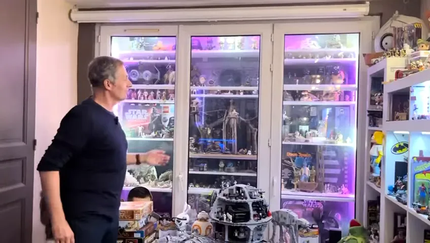 Vitrine Star Wars avec objets de collection exposés dans la maison