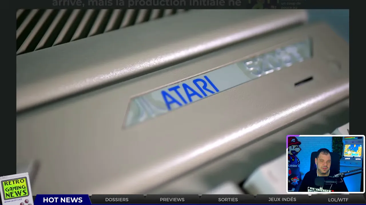 Gros plan sur le logo ATARI gravé sur le boîtier d'une machine rétro