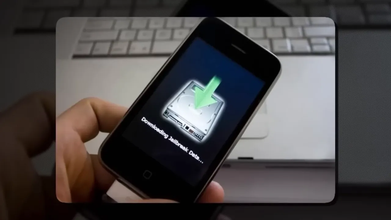 gros plan d'un iPhone montrant l'écran 'Downloading jailbreak Data' avec une flèche verte