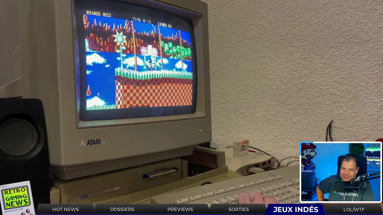 Sonic affiché sur un écran cathodique posé sur un bureau