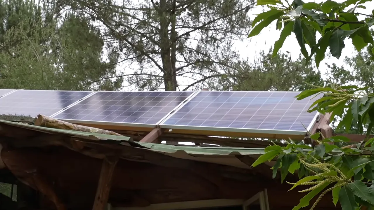 Panneaux solaires installés sur le toit d'une construction en bois