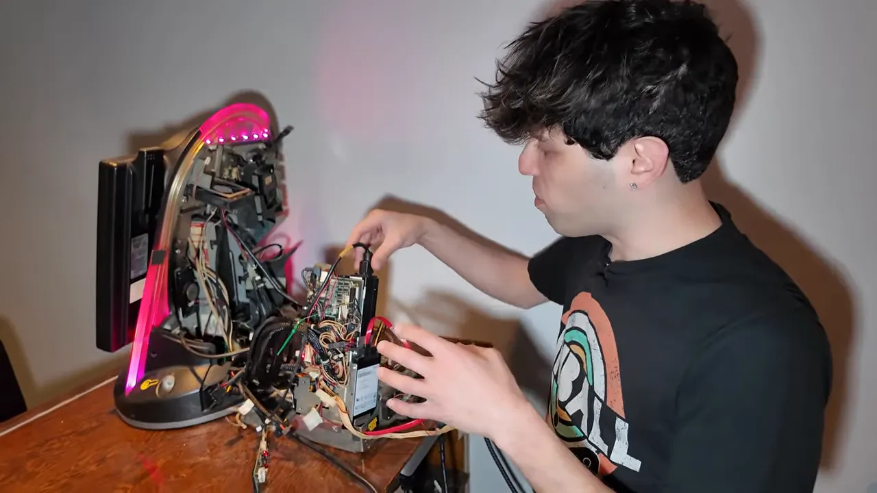 Ouverture de la borne MegaTouch avec câblage et électronique interne
