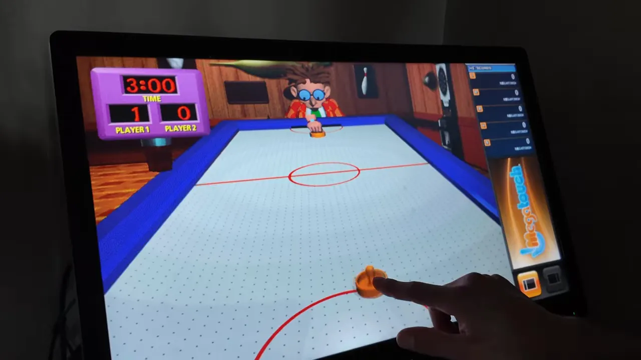 Doigt sur écran tactile pendant une partie MegaTouch 2014