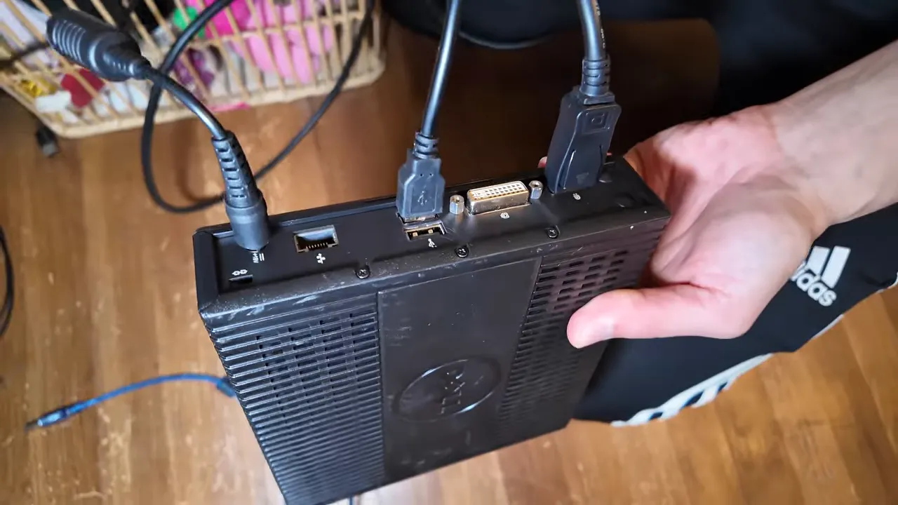 Branchement des connecteurs vidéo et USB sur le mini PC MegaTouch