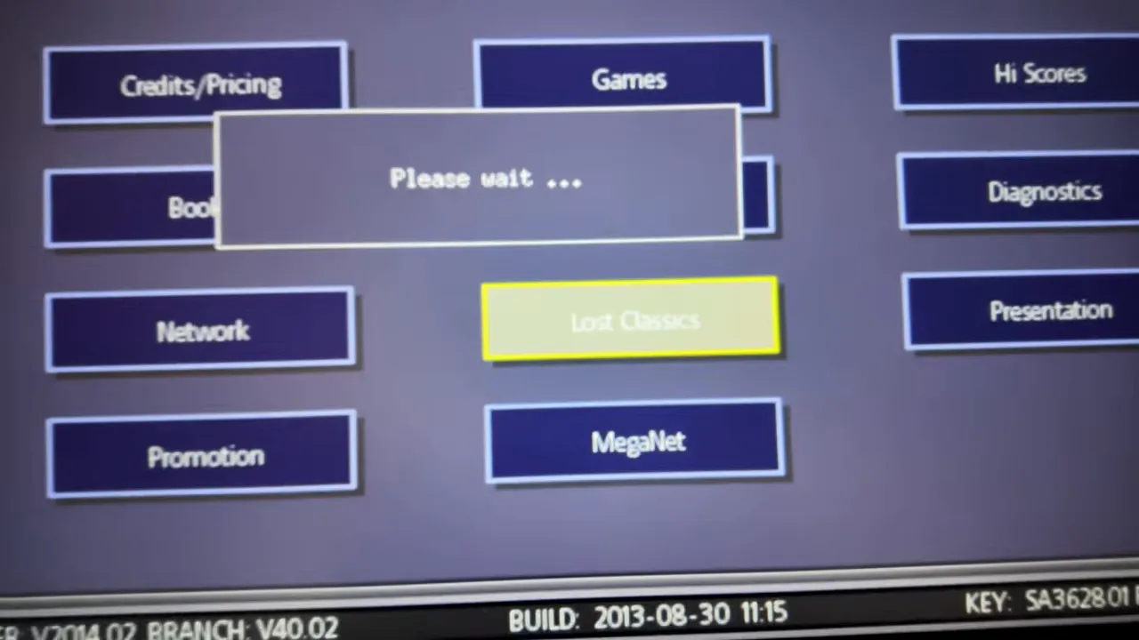 Fenêtre “Please wait…” sur le menu Lost Classics du MegaTouch