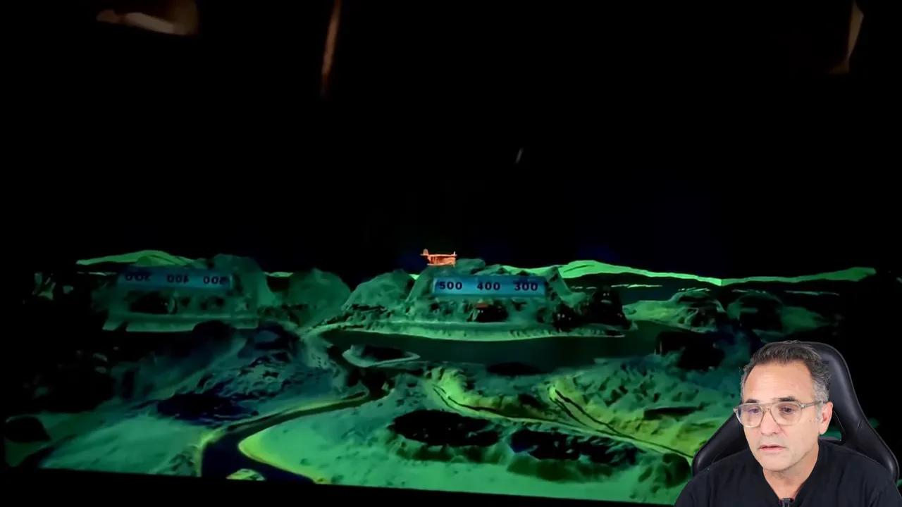 Plan rapproché montrant la réflexion sur le miroir à 45 degrés et le décor de village