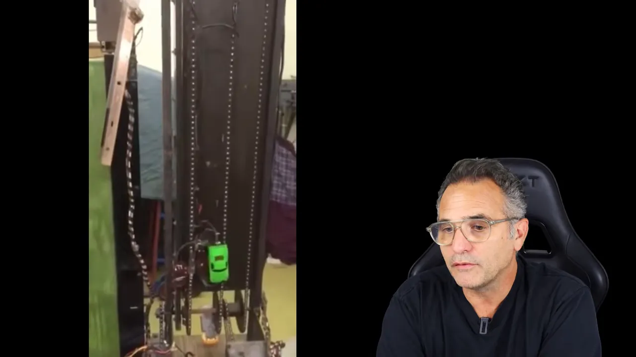 Vue interne montrant une chaîne transportant des voitures sur un jeu de course