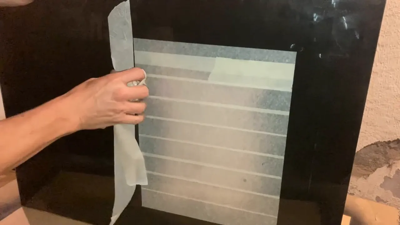 Retrait du ruban de masquage pour révéler la peinture noire intense