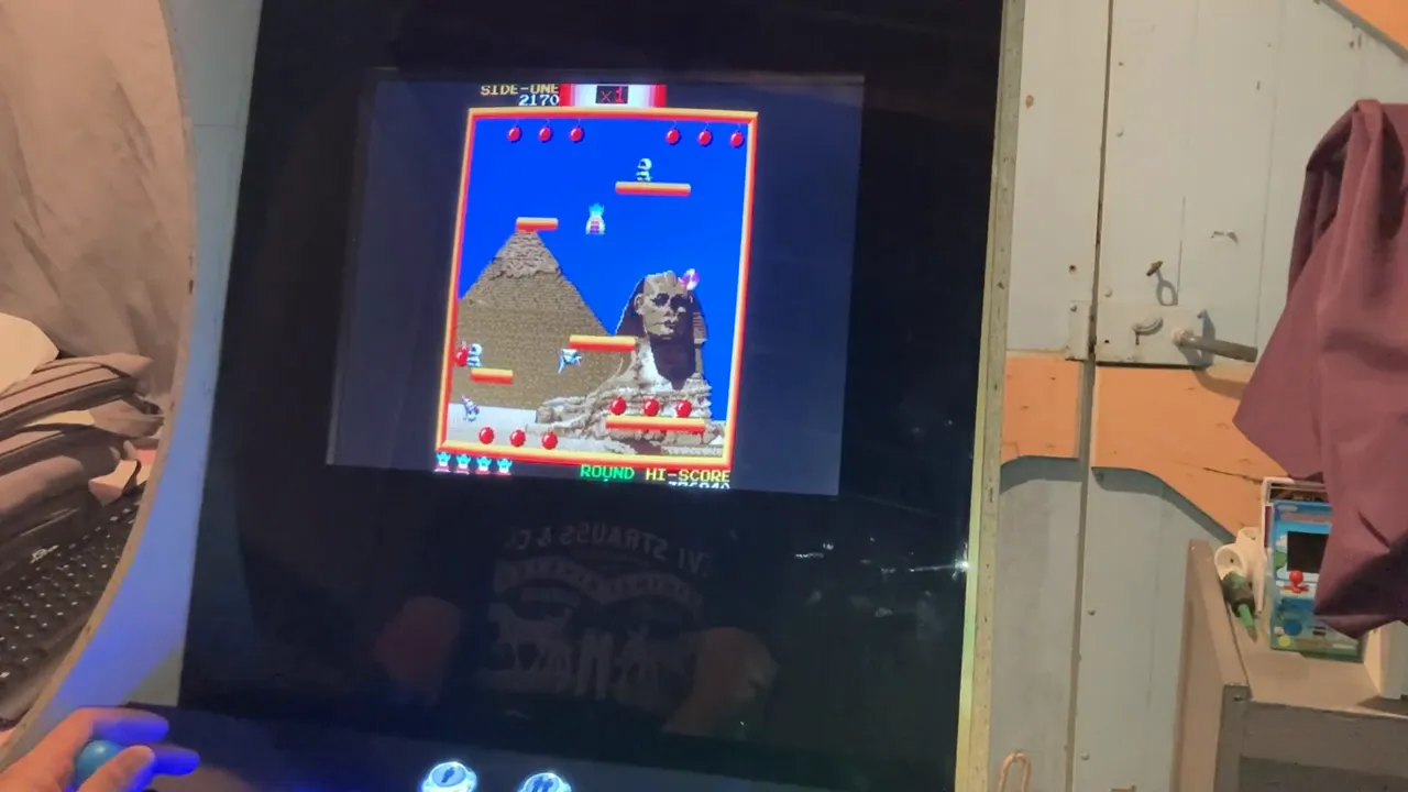 Vitre installée sur la borne arcade, ajustement final et vue d'ensemble
