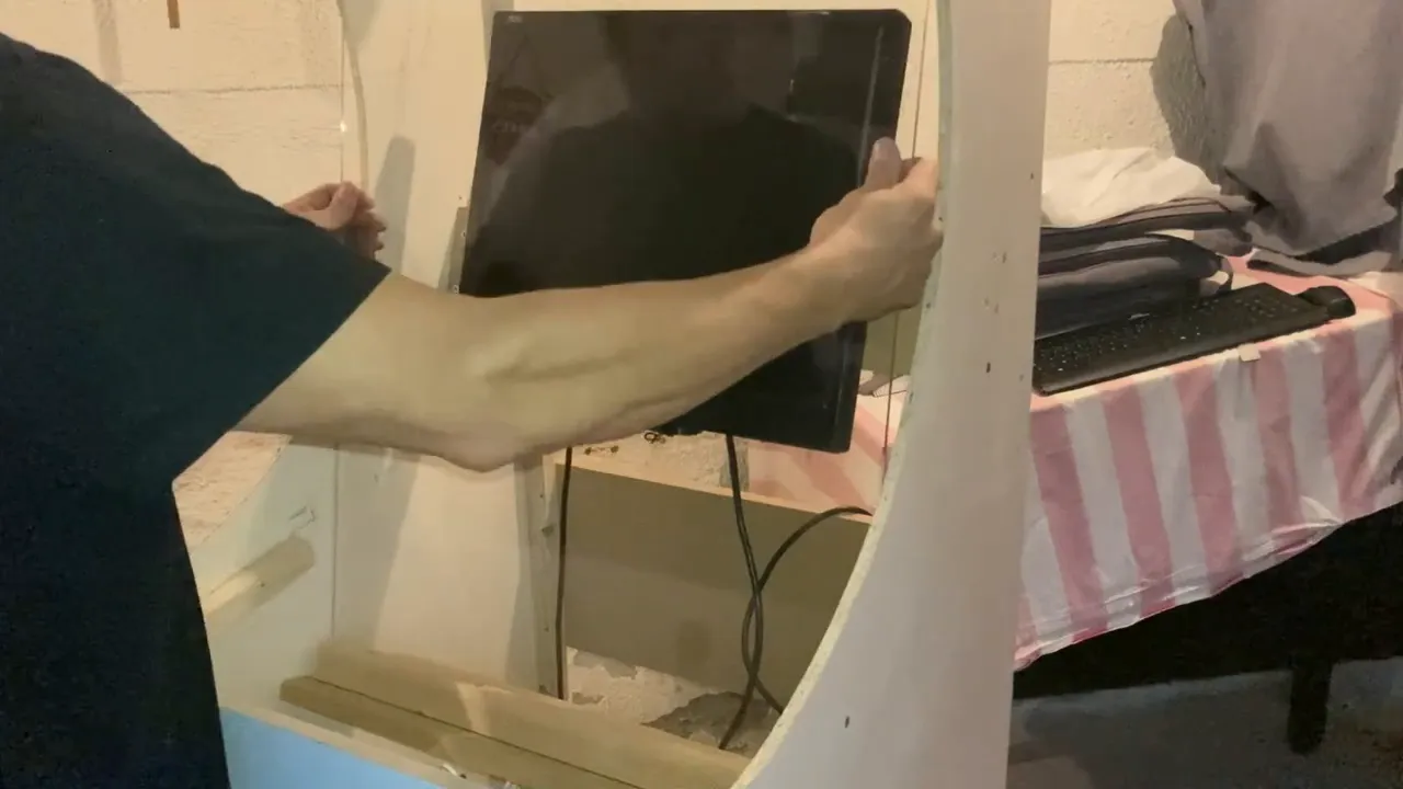 Insertion de la vitre dans l'encoche de la glissière, vérification de l'alignement