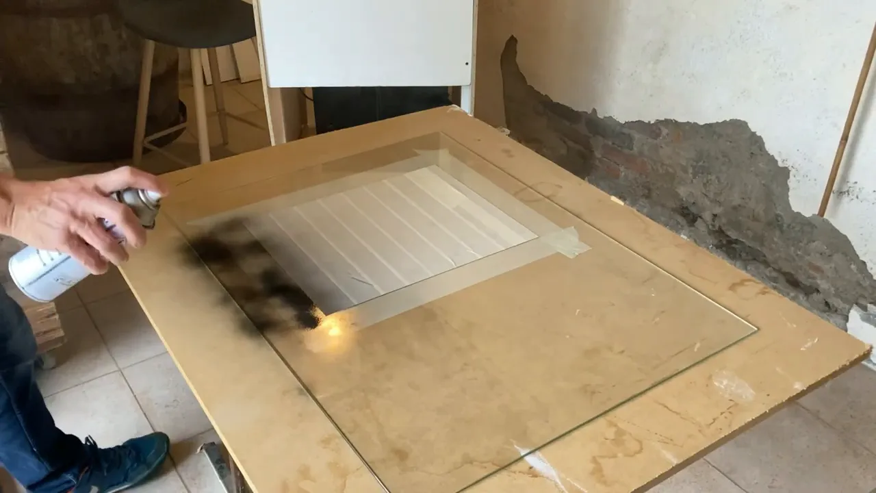 Application des couches de peinture noir multi-support sur la surface masquée